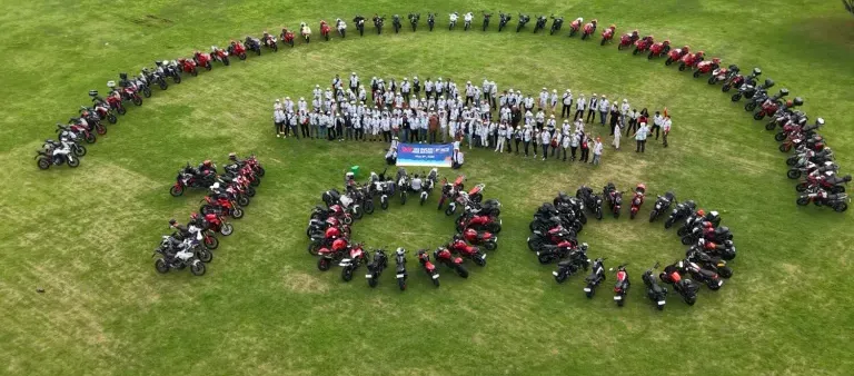 À l'occasion du centenaire de Ducati, des milliers de Ducatisti se sont rassemblés dans certaines des plus belles villes du monde pour le #WeRideAsOne