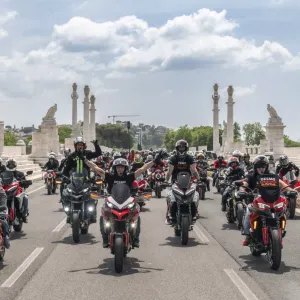 À l'occasion du centenaire de Ducati, des milliers de Ducatisti se sont rassemblés dans certaines des plus belles villes du monde pour le #WeRideAsOne gallery 2