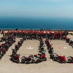 À l'occasion du centenaire de Ducati, des milliers de Ducatisti se sont rassemblés dans certaines des plus belles villes du monde pour le #WeRideAsOne gallery 4